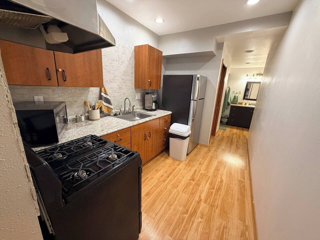 Frigorífico, microondas, horno y utensilios de cocina