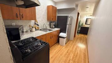 Frigorífico, microondas, horno y utensilios de cocina