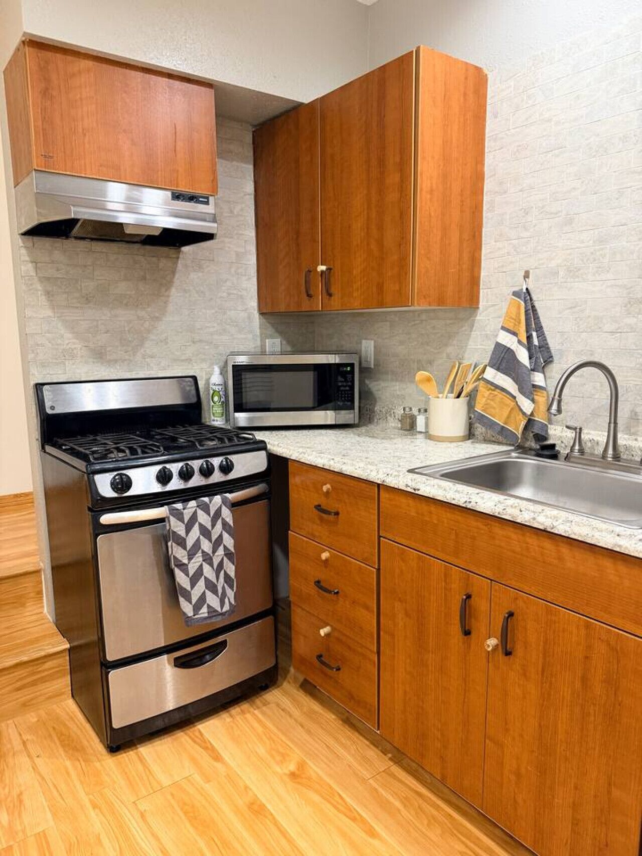 冷蔵庫、電子レンジ、オーブン、調理器具と食器