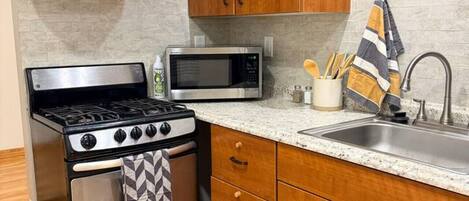 冷蔵庫、電子レンジ、オーブン、調理器具と食器