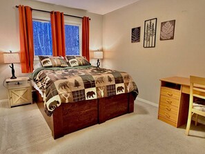 2 bedrooms, desk, iron/ironing board, travel crib - Nordic Retreat with private Finnish Sauna (Anchorage)