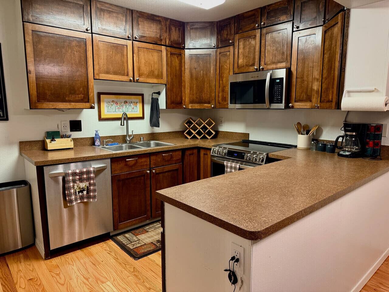 Dishwasher, cookware/dishes/utensils, dining tables