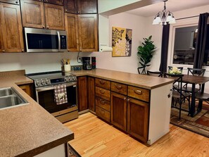 Lavastoviglie, pentole/stoviglie/utensili, tavolo da pranzo