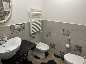 Shower, hair dryer, bidet, towels - Cozy central rooming house Bari near station, center and waterfront (Bari)