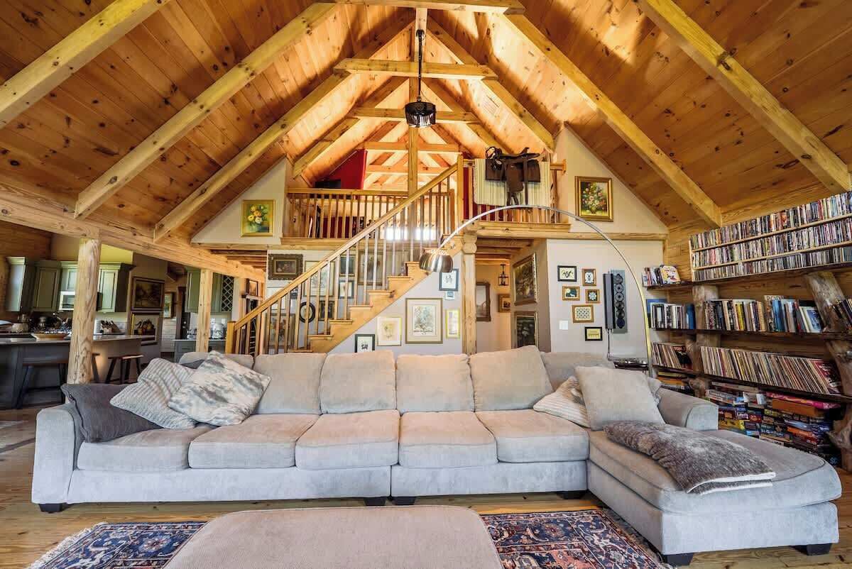 Televisión, chimenea, reproductor de DVD y oficina 