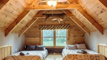 Een bureau, een strijkplank/strijkijzer, reisbedje, wifi