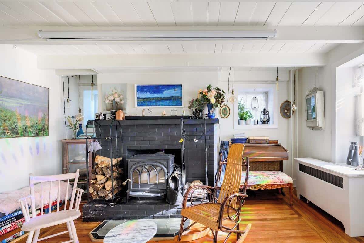 Televisión, chimenea y oficina 