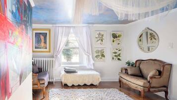 Tabla de planchar con plancha, cuna de viaje, wifi y ropa de cama