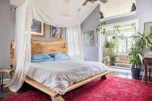 Desk, iron/ironing board, travel crib, WiFi - Unique Luxury Central Historic Landmark Home (Lambertville)