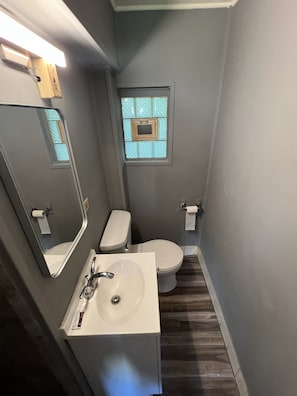 Rom – deluxe, 1 dobbeltseng, ikke-røyk | Bad | Dusj, håndklær, såpe og sjampo