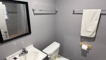 Deluxe-Zimmer, 1 Queen-Bett, Nichtraucher | Badezimmer | Dusche, Handtücher, Seife, Shampoo