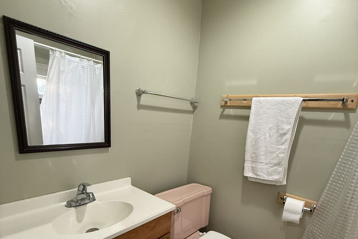 Pancuran mandi, tuala disediakan, sabun, syampu