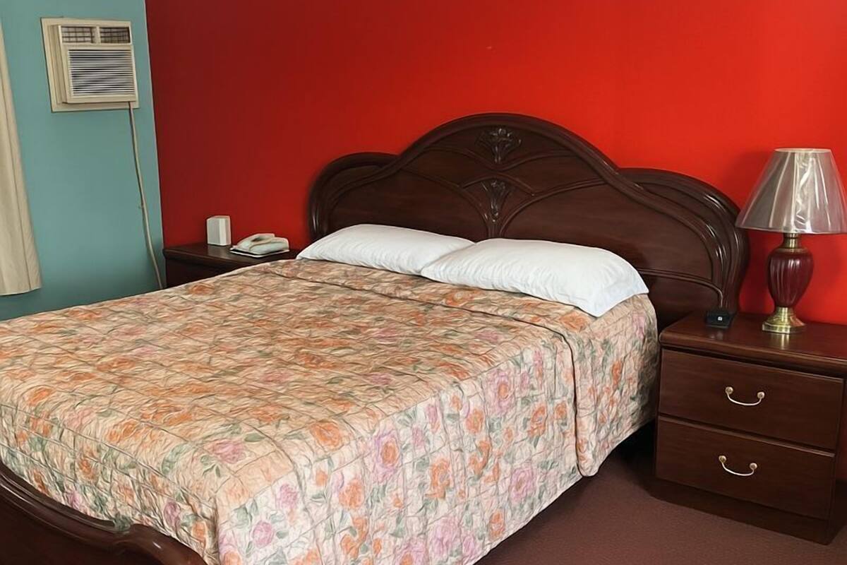 Standard Room, 1 Queen Bed, Non Smoking | WiFi (free)