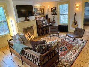 テレビ、暖炉、DVD プレーヤー、テーブルサッカー台