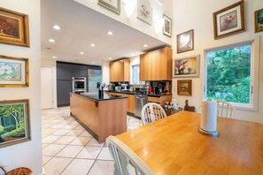 Private kitchen - Private Luxurious Canal Estate (Princeton)