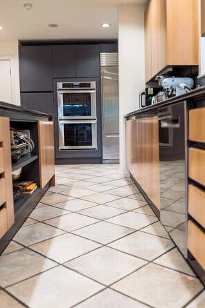 Private kitchen - Private Luxurious Canal Estate (Princeton)