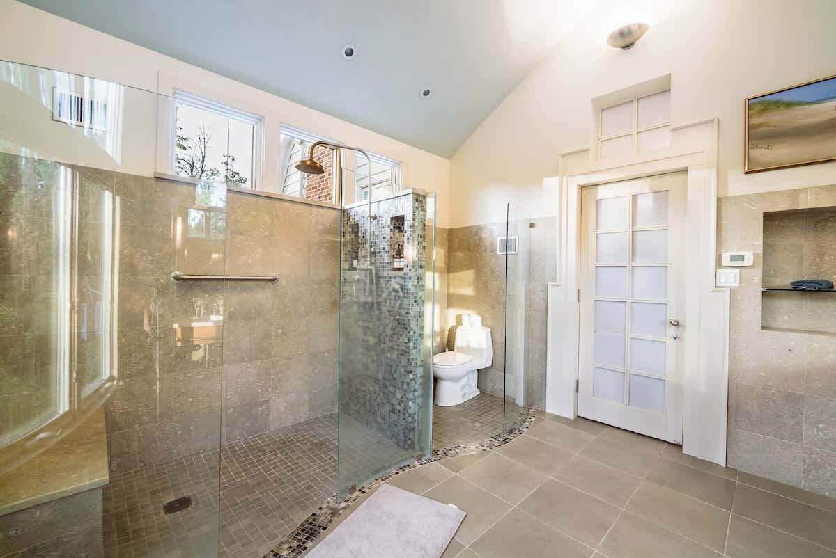 Shower, hair dryer, towels, shampoo