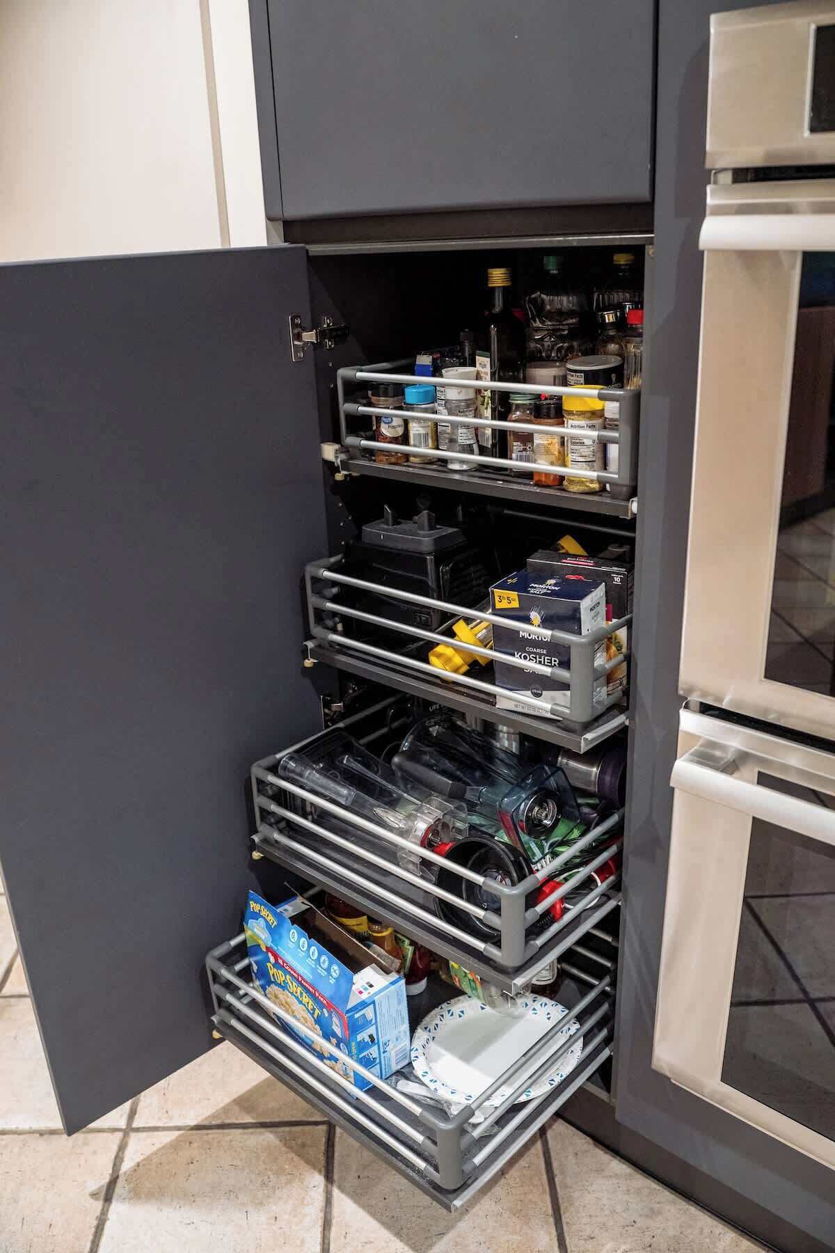 Keittiössä on sisäänrakennettu ruokakomero, jossa säilytetään erilaisia elintarvikkeita ja keittiötarvikkeita.