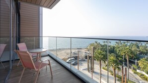 Un balcón con vista a la playa y al océano.