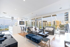 TV - Bluewaters 2B | Iconic Ain Dubai and Sea View (Dubai)