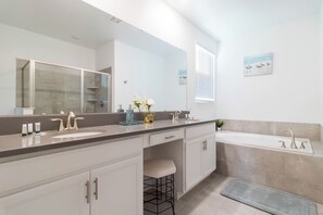 Hair dryer, towels, soap, toilet paper - Welcome to your dream vacation home just minutes from Disney! (Davenport)