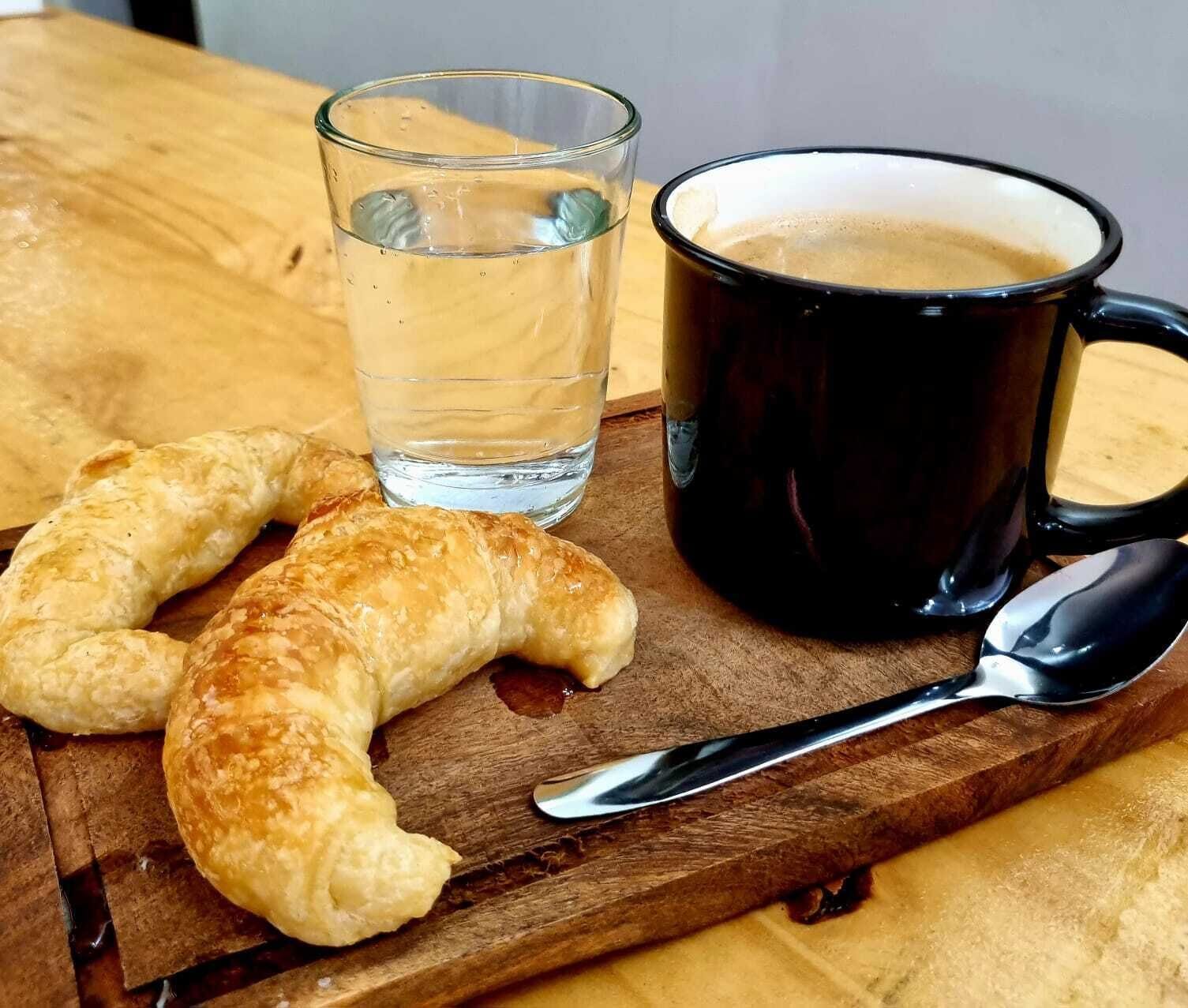 Se ofrece un desayuno autoservicio (4 USD por persona)
