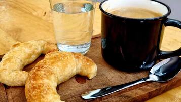 Se ofrece un desayuno autoservicio (4 USD por persona)