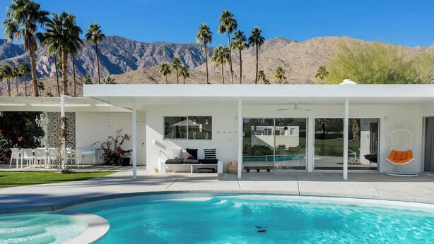A modern house with a pool, outdoor seating, and palm trees. - Besveca House - Modern Zen (Palm Springs)