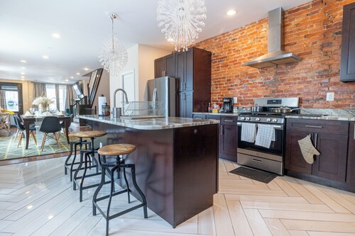 Spacious Home Sleeps 10 / Near Train to Center City