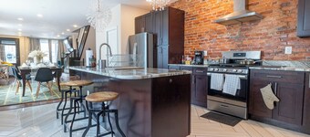 Spacious Home Sleeps 10 / Near Train to Center City