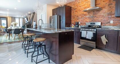 Spacious Home Sleeps 10 / Near Train to Center City