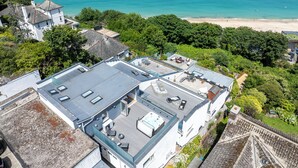 A rooftop with a hot tub, outdoor seating, and a view of the beach. - 1 Moonrakers - Three Bedroom House, Sleeps 6 (Carbis Bay)