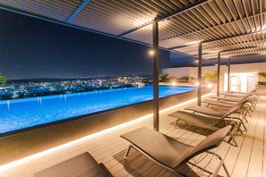 Outdoor pool - Modern Studio Apartment at Lennox (Accra)