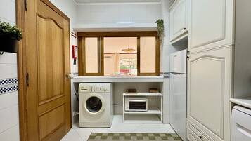 Microwave, dishwasher, coffee/tea maker, cookware/dishes/utensils