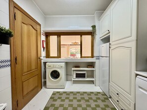 Microwave, dishwasher, coffee/tea maker, cookware/dishes/utensils - Vilamoura Marina Beach by Homing (Loulé)