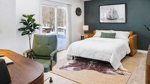 Une chambre à coucher moderne avec un grand lit, un bureau et une chaise.