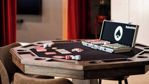 Une table de poker avec des jetons, des cartes et une boîte pour table de poker.