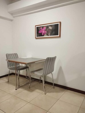 خزنة داخل الغرفة ومساحة عمل للكمبيوتر المحمول وستائر تعتيم