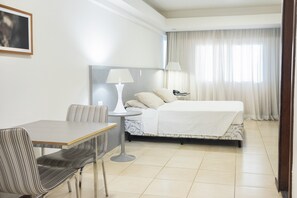 Caja de seguridad en la habitación y espacio para trabajar con laptop