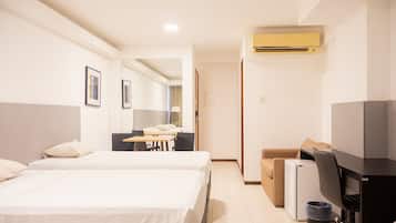 Quarto triplo básico | Cofres nos quartos, espaço de trabalho para notebook, cortinas blackout