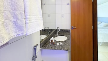 Une salle de bain avec deux lavabos, une douche et des toilettes.