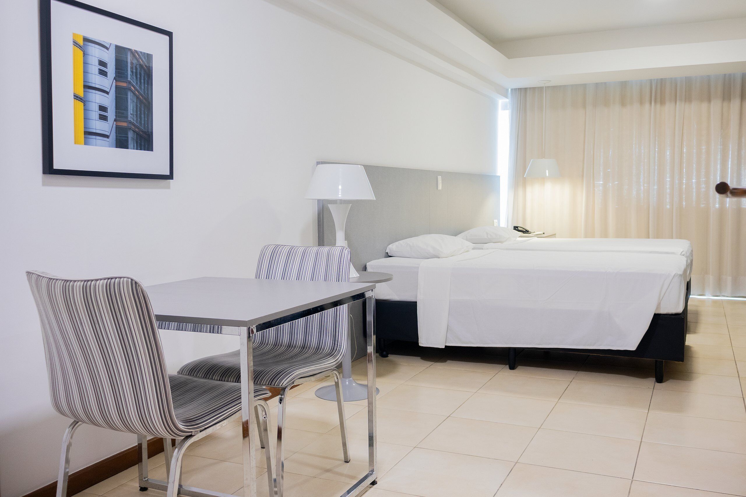 Caja fuerte, espacio para trabajar con un portátil, cortinas opacas