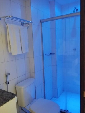 Douche, serviettes fournies, savon, shampoing