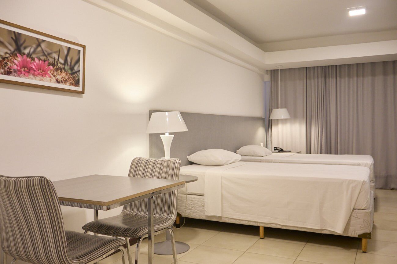 Leilighet – basic | Safe på rommet, skrivebord for bærbar PC og blendingsgardiner