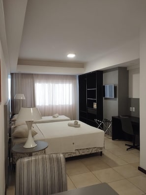 Safe på rommet, skrivebord for bærbar PC og blendingsgardiner