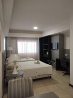 Caja fuerte, espacio para trabajar con un portátil, cortinas opacas