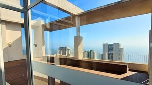 Un balcon moderne offrant une vue dégagée sur les bâtiments de la ville.