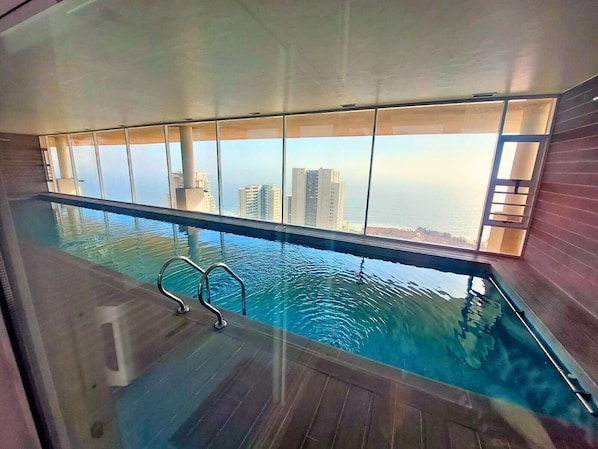 Departamento básico | Alberca | Alberca techada y alberca al aire libre por temporada