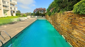 Apartemen Basic | Kolam renang | Kolam renang indoor dan kolam renang outdoor musiman