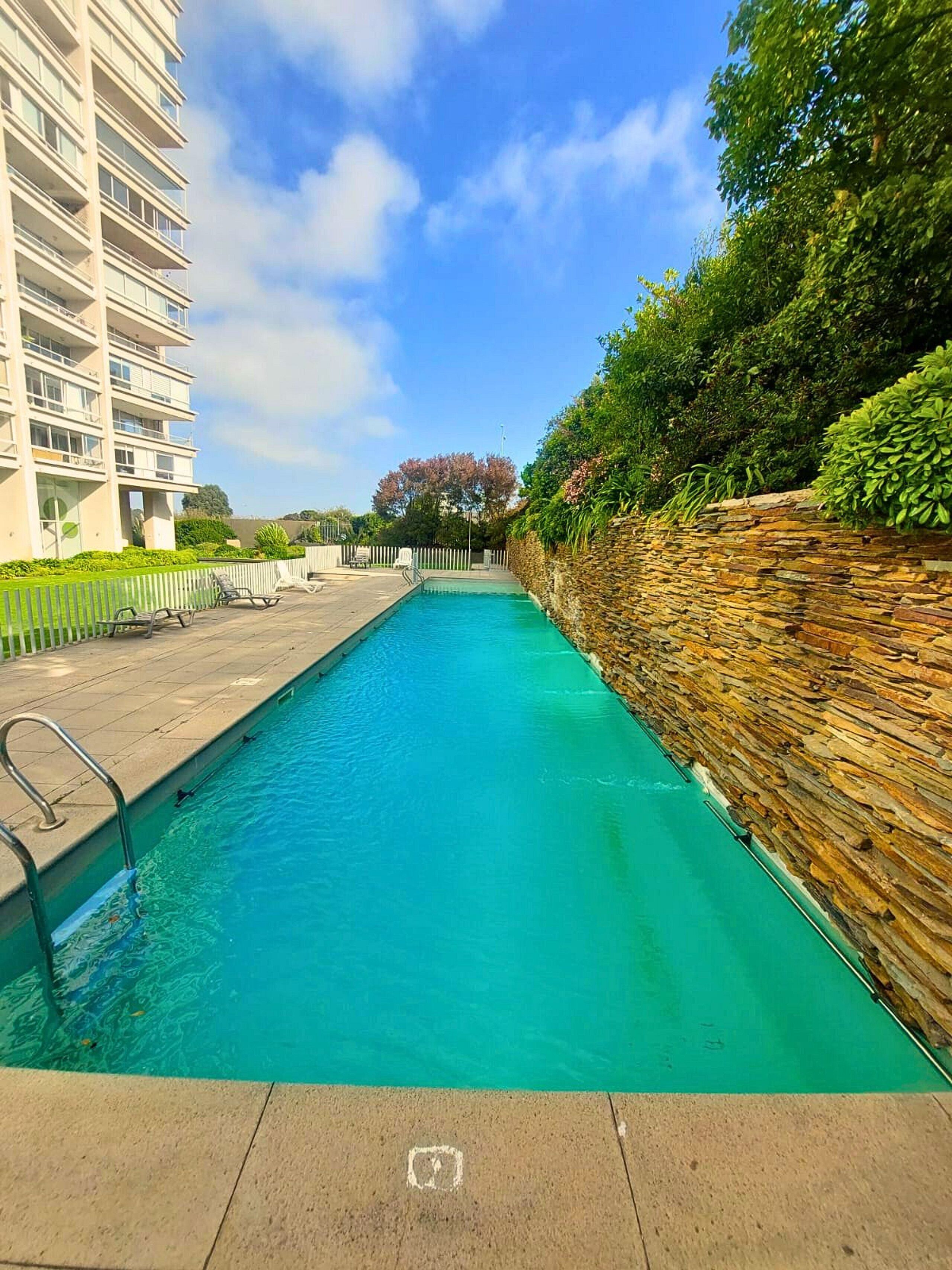 Una piscina techada, una piscina al aire libre de temporada